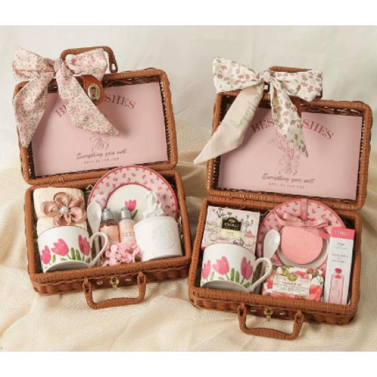 Promotional gift set for personal care, suitable for women