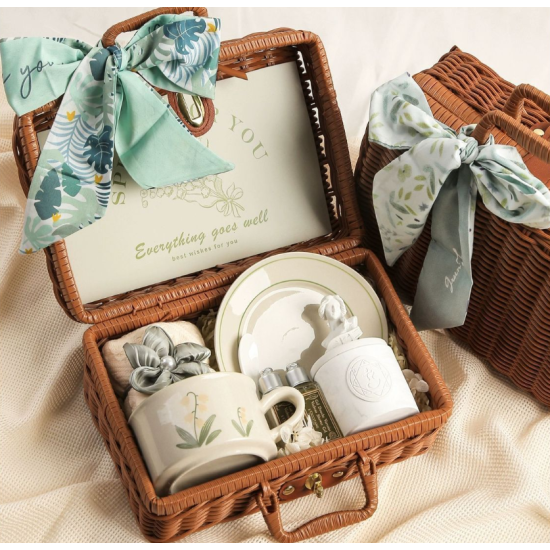 Promotional gift set for personal care, suitable for women