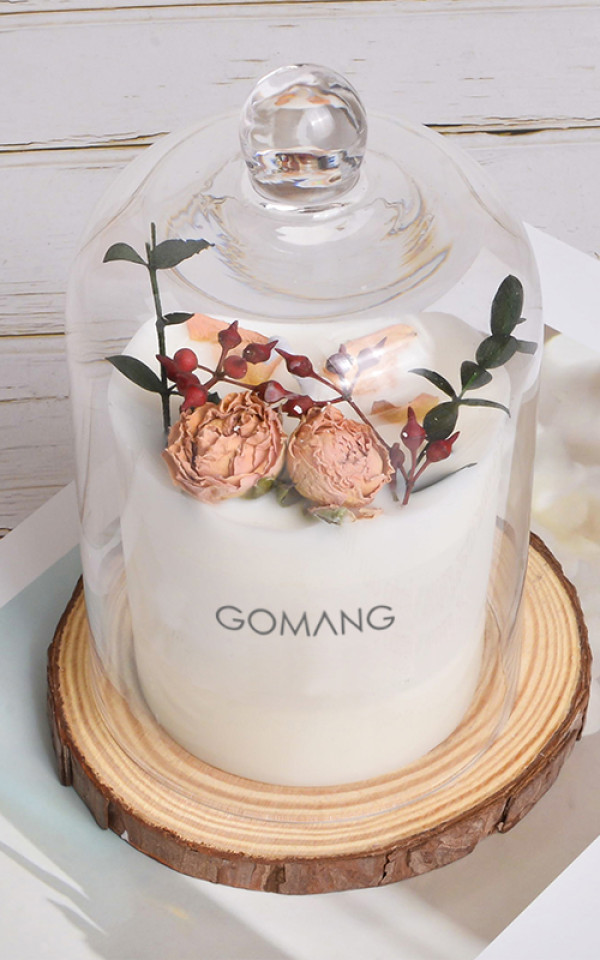 Luxury dried flowers, with a glass lid, and a scented candle made from soy wax, customizable upon request.