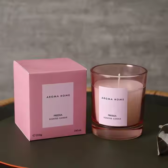شموع معطرة فاخرة من تصميم علامة تجارية خاصة، في برطمان زجاجي شفاف ملون مع علبة.