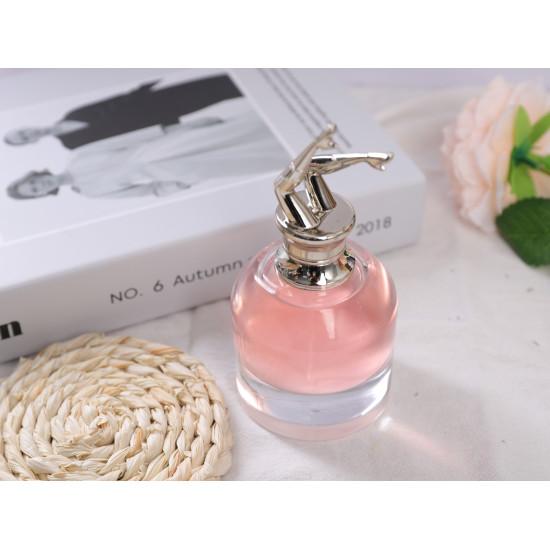 عطر نسائي فاخر عالي الجودة برائحة تدوم طويلاً