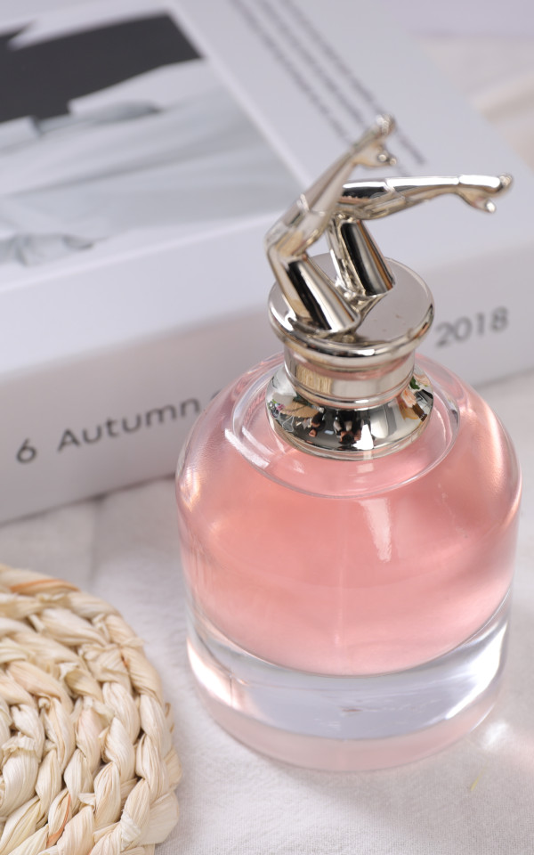 عطر نسائي فاخر عالي الجودة برائحة تدوم طويلاً